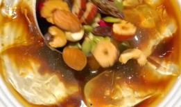 网友爆料搓冰粉视频,传统美食制作过程大揭秘