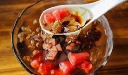 网友爆料搓冰粉视频,传统美食制作过程大揭秘